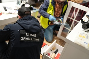 Funkcjonariusze NOSG dokonują czynności związanych z zatrzymaniem osób o udział w zorganizowanej grupie przestępczej