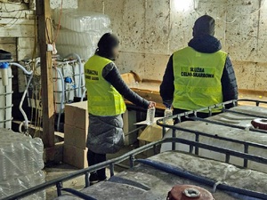 Funkcjonariusze SG i KAS zabezpieczają nielegalny alkohol