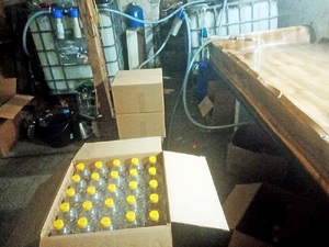 Zabezpieczony nielegalny alkohol w plastikowych butelkach