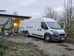 Fabryczka nielegalnego alkoholu oraz samochód dostawczy służący do jego transportu