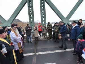 Przekazanie Betlejemskiego Światła Pokoju na terenie drogowego przejścia Granicznego w Zosinie