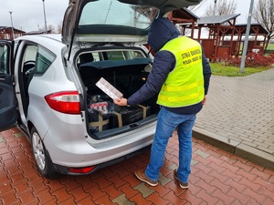 Funkcjonariusze SG zabezpieczają nielegalne papierosy oraz alkohol