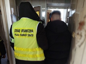 Funkcjonariusz NOSG podczas zatrzymania podejrzanego