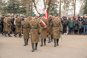 Uroczysty apel na terenie komendy oddziału NOSG, w którym uczestniczą funkcjonariusze oraz zaproszeni goście
