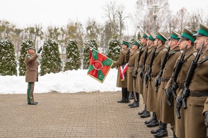 Uroczysty apel na terenie komendy oddziału NOSG, w którym uczestniczą funkcjonariusze oraz zaproszeni goście