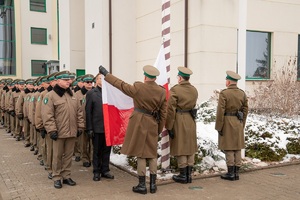 Uroczysty apel na terenie komendy oddziału NOSG, w którym uczestniczą funkcjonariusze oraz zaproszeni goście