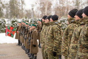 Uroczysty apel na terenie komendy oddziału NOSG, w którym uczestniczą funkcjonariusze oraz zaproszeni goście