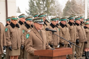 Uroczysty apel na terenie komendy oddziału NOSG, w którym uczestniczą funkcjonariusze oraz zaproszeni goście