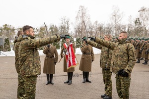 Uroczysty apel na terenie komendy oddziału NOSG, w którym uczestniczą funkcjonariusze oraz zaproszeni goście