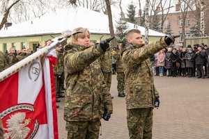 Uroczysty apel na terenie komendy oddziału NOSG, w którym uczestniczą funkcjonariusze oraz zaproszeni goście