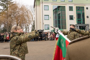 Uroczysty apel na terenie komendy oddziału NOSG, w którym uczestniczą funkcjonariusze oraz zaproszeni goście