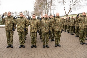 Uroczysty apel na terenie komendy oddziału NOSG, w którym uczestniczą funkcjonariusze oraz zaproszeni goście