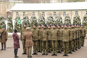Uroczysty apel na terenie komendy oddziału NOSG, w którym uczestniczą funkcjonariusze oraz zaproszeni goście