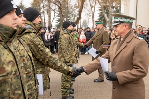 Uroczysty apel na terenie komendy oddziału NOSG, w którym uczestniczą funkcjonariusze oraz zaproszeni goście