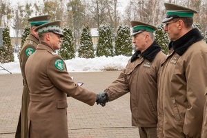 Uroczysty apel na terenie komendy oddziału NOSG, w którym uczestniczą funkcjonariusze oraz zaproszeni goście