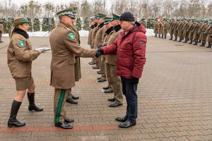 Uroczysty apel na terenie komendy oddziału NOSG, w którym uczestniczą funkcjonariusze oraz zaproszeni goście