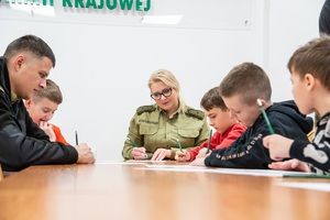 Dzieci uczestniczą w zajęciach zorganizowanych w komendzie oddziału NOSG