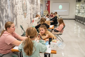 Dzieci uczestniczą w zajęciach zorganizowanych w komendzie oddziału NOSG