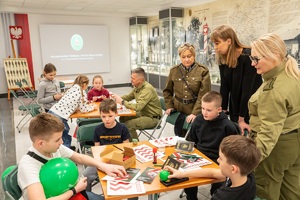 Dzieci uczestniczą w zajęciach zorganizowanych w komendzie oddziału NOSG