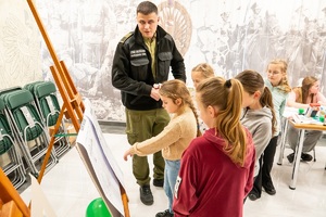 Dzieci uczestniczą w zajęciach zorganizowanych w komendzie oddziału NOSG