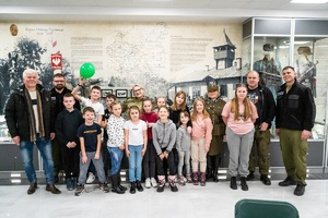 Dzieci uczestniczą w zajęciach zorganizowanych w komendzie oddziału NOSG