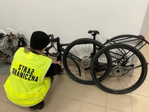 Kontrola legalności pochodzenia rowerów prowadzona przez funkcjonariusza SG