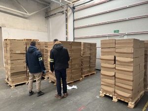 Zabezpieczanie nielegalnych papierosów przez funkcjonariuszy podczas prowadzonych działań