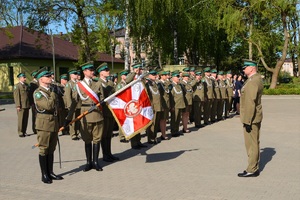 Poczet sztandarowy NOSG oraz funkcjonariusze SG podczas uroczystego apelu na terenie komendy oddziału