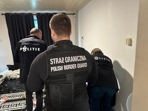 Funkcjonariusze podczas zatrzymywania członków zorganizowanej grupy przestępczej
