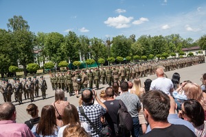 Gratulacje dla nowo przyjętych funkcjonariuszy NOSG podczas uroczystości Święta SG na terenie komendy oddziału NOSG