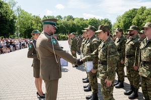 Gratulacje dla nowo przyjętych funkcjonariuszy NOSG podczas uroczystości Święta SG na terenie komendy oddziału NOSG