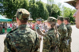 Gratulacje dla nowo przyjętych funkcjonariuszy NOSG podczas uroczystości Święta SG na terenie komendy oddziału NOSG