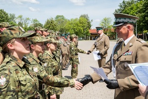 Gratulacje dla nowo przyjętych funkcjonariuszy NOSG podczas uroczystości Święta SG na terenie komendy oddziału NOSG
