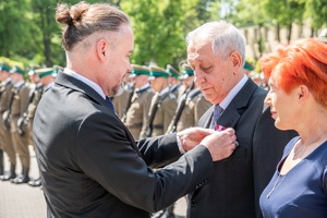 Wręczenie odznaczeń podczas uroczystości Święta Straży Granicznej na terenie komendy oddziału NOSG