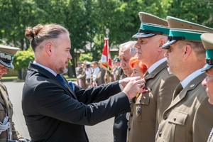 Wręczenie odznaczeń podczas uroczystości Święta Straży Granicznej na terenie komendy oddziału NOSG