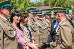 Wręczenie odznaczeń podczas uroczystości Święta Straży Granicznej na terenie komendy oddziału NOSG
