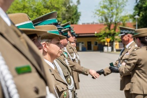 Wręczenie odznaczeń podczas uroczystości Święta Straży Granicznej na terenie komendy oddziału NOSG