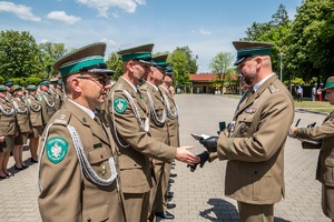 Wręczenie odznaczeń podczas uroczystości Święta Straży Granicznej na terenie komendy oddziału NOSG