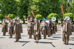 Pokaz Orkiestry Reprezentacyjnej SG podczas uroczystości Święta Straży Granicznej na terenie komendy oddziału NOSG
