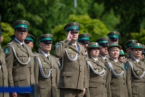 Funkcjonariusze NOSG podczas uroczystości Święta SG na terenie komendy oddziału NOSG