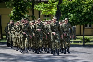 Maszerujący funkcjonariusze SG