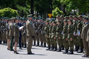 Funkcjonariusze NOSG podczas uroczystości Święta SG na terenie komendy oddziału NOSG