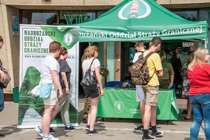 Młodzież szkolna przy stoisku NOSG
