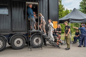 Młodzież szkolna wchodzi do Escapetrucka