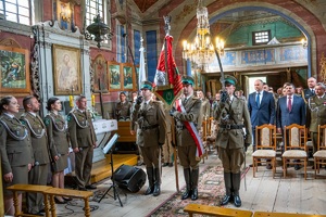 Poczet Sztandarowy NOSG podczas Mszy Świętej w kościele Zesłania Ducha Świętego w Chłopiatynie