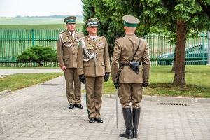Komendant NOSG odbiera meldunek od dowódcy uroczystości