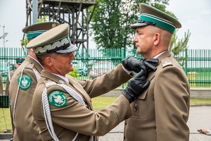 Komendant NOSG odznacza funkcjonariusza SG