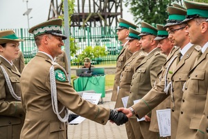 Funkcjonariusze NOSG podczas wręczenia im aktów mianowania na wyższe stopnie służbowe