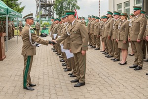 Funkcjonariusze NOSG podczas wręczenia im aktów mianowania na wyższe stopnie służbowe
