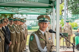 Komendant NOSG przemawia do uczestników uroczystości 20-lecia powstania Placówki SG w Chłopiatynie